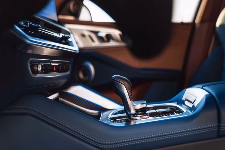 Nhìn ngang hông xe, BMW XM 2023 thu hút sự chú ý với nẹp mạ crôm kéo dài từ chắn bùn trước đến cột C, nối liền với viền nóc. Vòm bánh xe và sườn xe đều được ốp bằng nẹp màu đen bóng. Tay nắm cửa dạng ẩn, mang đến cảm giác liền mạch và nuột nà. 