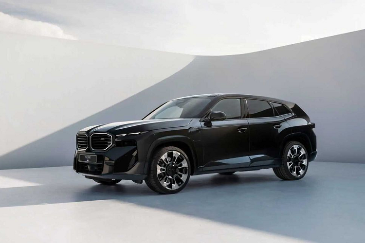 Cụ thể, BMW XM 2023 được trang bị động cơ xăng V8, tăng áp kép, dung tích 4.4L, sản sinh công suất tối đa 483 mã lực và mô-men xoắn cực đại 650 Nm. Động cơ kết hợp với hộp số tự động 8 cấp và hệ dẫn động 4 bánh. Chưa hết, xe còn được trang bị một mô-tơ điện mạnh 194 mã lực nâng tổng công suất của BMW XM 2023 lên tới 644 mã lực và mô-men xoắn 800 Nm. Trong khi bản Label Red có công suất tổng cộng lên đến 735 mã lực và mô-men xoắn cực đại 997 Nm.