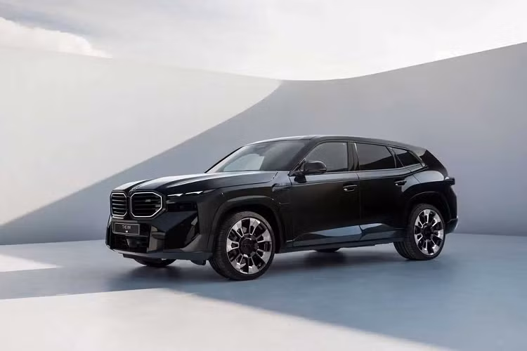 Cụ thể, BMW XM 2023 được trang bị động cơ xăng V8, tăng áp kép, dung tích 4.4L, sản sinh công suất tối đa 483 mã lực và mô-men xoắn cực đại 650 Nm. Động cơ kết hợp với hộp số tự động 8 cấp và hệ dẫn động 4 bánh. Chưa hết, xe còn được trang bị một mô-tơ điện mạnh 194 mã lực nâng tổng công suất của BMW XM 2023 lên tới 644 mã lực và mô-men xoắn 800 Nm. Trong khi bản Label Red có công suất tổng cộng lên đến 735 mã lực và mô-men xoắn cực đại 997 Nm.