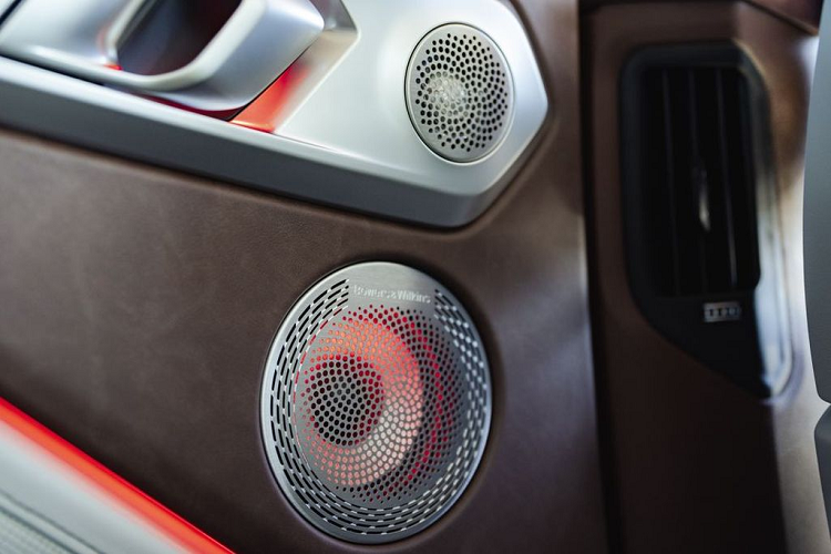 Ở đuôi xe, cụm đèn hậu của BMW XM 2023 có thiết kế mảnh, không quá ấn tượng như đèn hình boomerang trên xe concept. Tiếp đến là ốp màu đen bóng trên cản sau, bộ khuếch tán gió, 2 đèn phản quang nằm dọc và bộ đôi ống xả xếp chồng lên nhau theo chiều dọc.