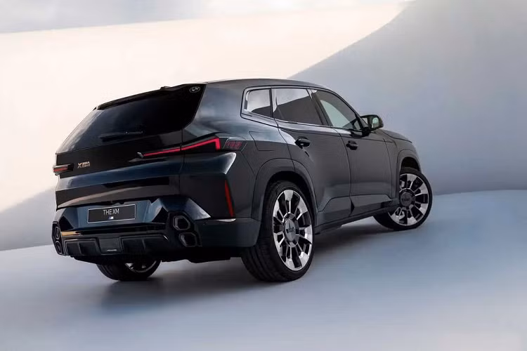 Một số trang bị, tiện ích đáng chú ý có thể kể đến trên BMW XM 2023 gồm: bảng đồng hồ kỹ thuật số nối liền với màn hình cảm ứng trung tâm, trần xe tích hợp khoảng 100 đèn LED mang lại hiệu ứng ánh sáng lạ mắt dựa trên các chế độ lái, nội thất bọc da cao cấp, hệ thống giải trí iDrive 8 mới nhất,…