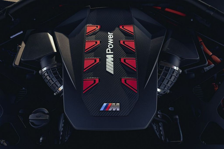 Trên phiên bản Label Red đầu bảng, BMW XM 2023 có thêm điểm nhấn màu vàng kim NightGold Metallic trên lưới tản nhiệt, bộ khuếch tán gió, nẹp bên sườn, viền nóc và vành la-zăng. Thêm vào đó là hơn 50 tuỳ chọn màu sơn BMW Individual.