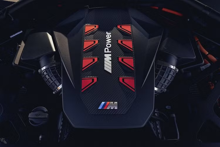 Trên phiên bản Label Red đầu bảng, BMW XM 2023 có thêm điểm nhấn màu vàng kim NightGold Metallic trên lưới tản nhiệt, bộ khuếch tán gió, nẹp bên sườn, viền nóc và vành la-zăng. Thêm vào đó là hơn 50 tuỳ chọn màu sơn BMW Individual.