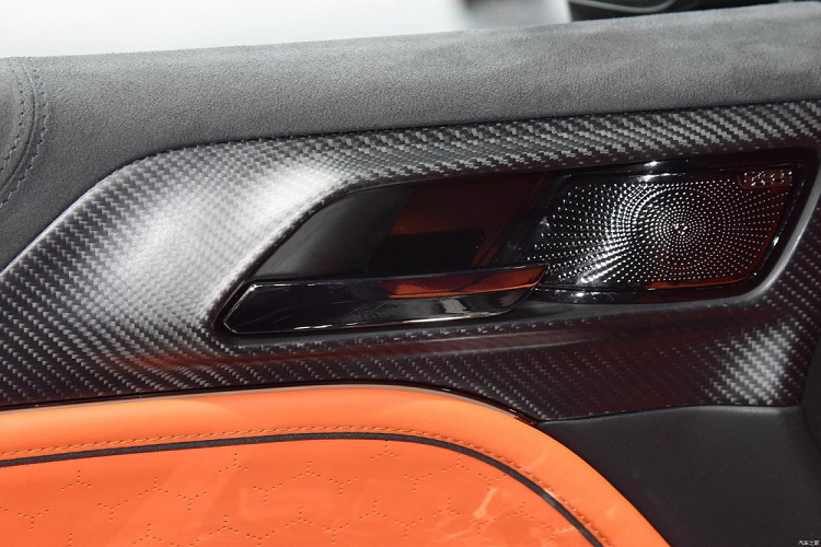 Về nội thất, xe mới sẽ có các phiên bản nội thất xanh dương và nội thất cam, phối màu nội thất đậm. Một số lượng lớn vật liệu sợi carbon được thêm vào nội thất, kết hợp với vải da, thể hiện một bầu không khí sang trọng khác biệt.