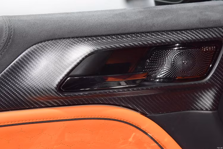 Về nội thất, xe mới sẽ có các phiên bản nội thất xanh dương và nội thất cam, phối màu nội thất đậm. Một số lượng lớn vật liệu sợi carbon được thêm vào nội thất, kết hợp với vải da, thể hiện một bầu không khí sang trọng khác biệt.