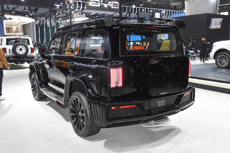 Được biết, giá xe Tank 300 Cyber Knight khởi điểm tại Trung Quốc chỉ từ 338.000 nhân dân tệ (tương đương 1,1 tỷ đồng), mức giá này khá phù hợp với "túi tiền" của những khách hàng muốn sở hữu 1 chiếc SUV hạng sang, đẹp, sang và xịn như Mercedes-AMG G63 nhưng không đủ với tới.