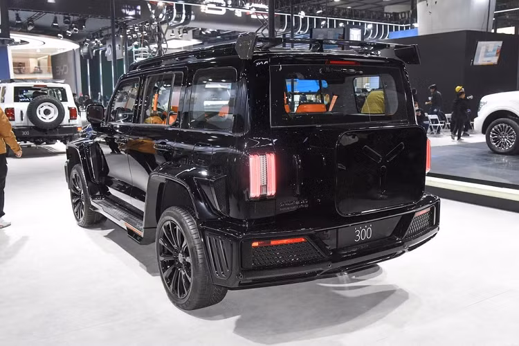 Được biết, giá xe Tank 300 Cyber Knight khởi điểm tại Trung Quốc chỉ từ 338.000 nhân dân tệ (tương đương 1,1 tỷ đồng), mức giá này khá phù hợp với "túi tiền" của những khách hàng muốn sở hữu 1 chiếc SUV hạng sang, đẹp, sang và xịn như Mercedes-AMG G63 nhưng không đủ với tới.