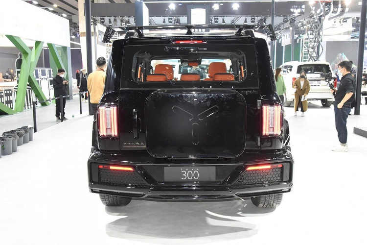 Chiếc xe mới được trang bị thiết kế màn hình kép tích hợp trong đó bảng đồng hồ LCD hoàn toàn được kết nối với màn hình đa phương tiện điều khiển trung tâm và được trang bị vô lăng đa chức năng ba chấu, có cơ cấu sang số điện tử và một số nút điều khiển vật lý.