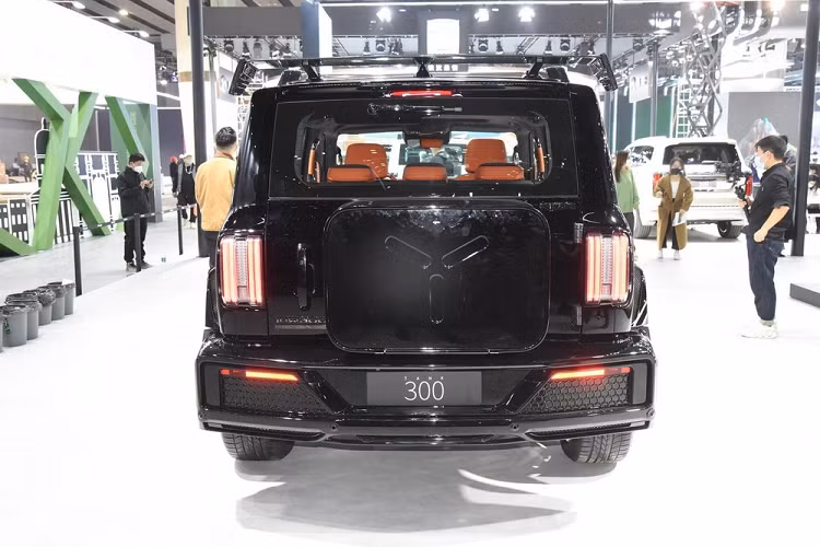 Chiếc xe mới được trang bị thiết kế màn hình kép tích hợp trong đó bảng đồng hồ LCD hoàn toàn được kết nối với màn hình đa phương tiện điều khiển trung tâm và được trang bị vô lăng đa chức năng ba chấu, có cơ cấu sang số điện tử và một số nút điều khiển vật lý.