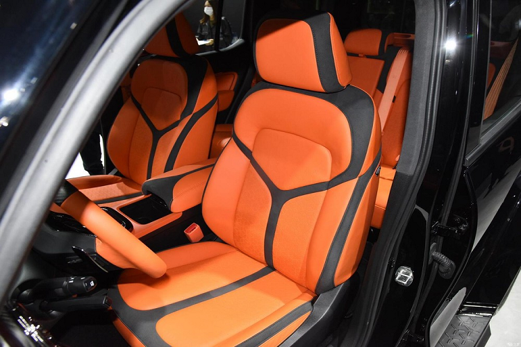 Đằng sau xe có cụm đèn hậu LED đẹp mắt, thùng bánh xe dự phòng gắn ngay cửa khoang hành lý. Về kích thước thân xe, chiều dài, chiều rộng và chiều cao của xe lần lượt là 4.681/1.967/1.954 mm, chiều dài cơ sở 2.750 mm.