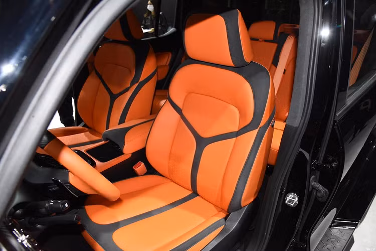 Đằng sau xe có cụm đèn hậu LED đẹp mắt, thùng bánh xe dự phòng gắn ngay cửa khoang hành lý. Về kích thước thân xe, chiều dài, chiều rộng và chiều cao của xe lần lượt là 4.681/1.967/1.954 mm, chiều dài cơ sở 2.750 mm.