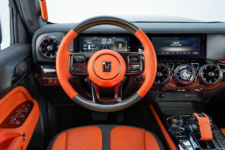 Về ngoại hình, Tank 300 Cyber Knight được gọi là "Mercedes-AMG G63 giá rẻ của Trung Quốc", thiết kế xe vuông vức, ngoại hình được sơn màu đen đúng với tên phiên bản của xe với các điểm nhấn màu cam và cụm đèn pha LED làm điểm sáng cho ngoại hình.