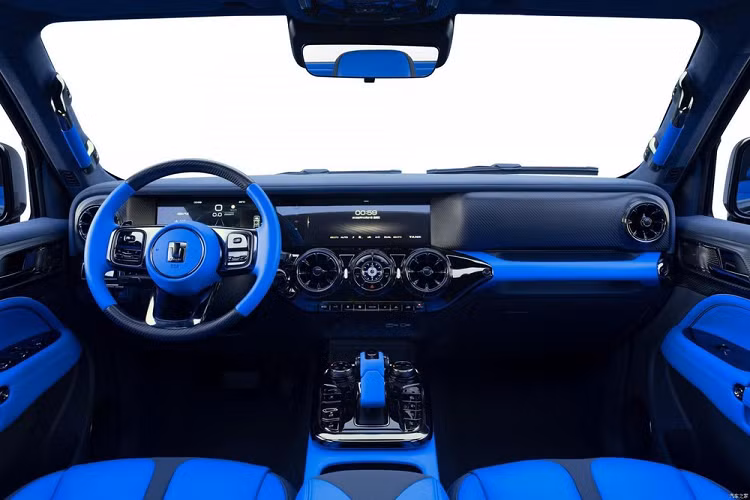 Nắp khoang động cơ phía trước của Tank 300 Cyber Knight áp dụng thiết kế có lỗ hút gió, kết hợp với các lỗ tản nhiệt và thông gió ba phần kích thước lớn ở vách ngăn phía trước, ngoài ra, trên mui xe còn có baga để ràng đồ cũng như bắt lều cắm trại. Nhìn từ bên thân xe, Tank 300 Cyber Knight được bổ sung thêm vòm bánh xe rộng cùng bộ mâm kích thước lớn với các nan dày đặc, khiến tổng thể xe trông có khí chất hơn.