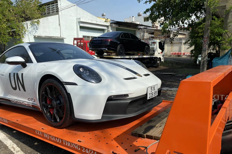 Điều này giúp cho khối động cơ 6 xi-lanh, dung tích 4.0 lít, hút khí tự nhiên, sản sinh công suất tối đa 503 mã lực tại vòng tua máy 8.400 vòng/phút và mô-men xoắn cực đại 470 Nm tại tua máy 6.100 vòng/phút của xe sẽ chỉ mất 3,4 giây để tăng tốc từ vị trí xuất phát lên 100 km/h, nhanh hơn 0,5 giây so với bản số sàn.