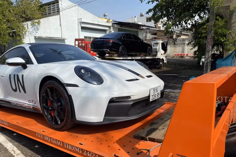 Điều này giúp cho khối động cơ 6 xi-lanh, dung tích 4.0 lít, hút khí tự nhiên, sản sinh công suất tối đa 503 mã lực tại vòng tua máy 8.400 vòng/phút và mô-men xoắn cực đại 470 Nm tại tua máy 6.100 vòng/phút của xe sẽ chỉ mất 3,4 giây để tăng tốc từ vị trí xuất phát lên 100 km/h, nhanh hơn 0,5 giây so với bản số sàn.