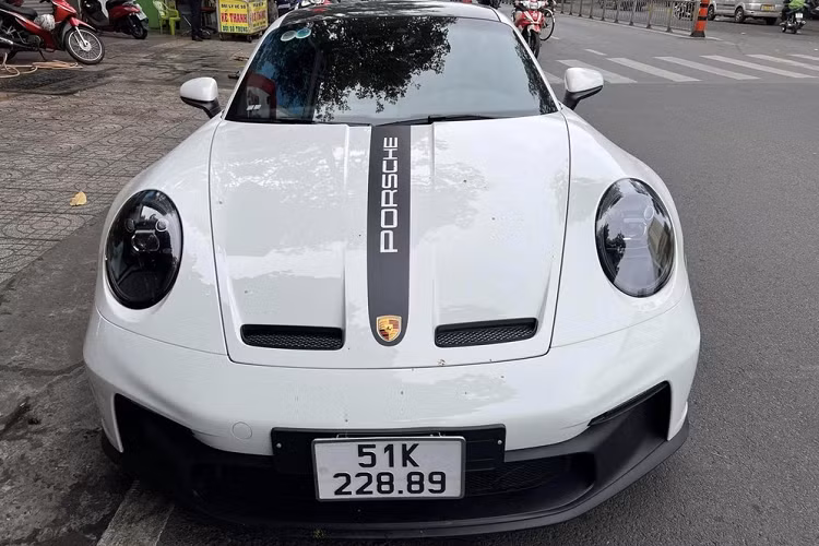 Số lượng xe đua đường phố Porsche 911 GT3 thế hệ mới xuất hiện tại Việt Nam trong năm qua là 4 chiếc với các màu như trắng, xanh dương, xanh dương đậm và xanh rêu. Ngoài ra, còn có 2 chiếc được tiết lộ về đến cảng trong nước nhưng vì bị siết chặt vụ xe nhập quà, biếu nên chưa thể thông quan.