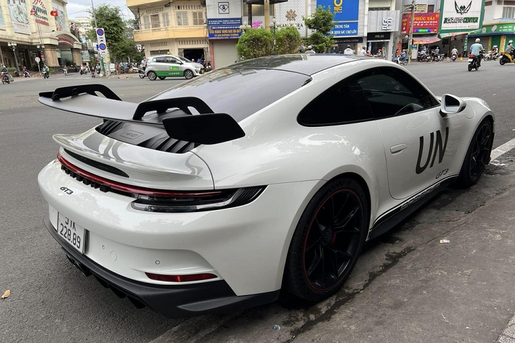 Chiếc Porsche 911 GT3 trong bài viết này ngoài màu sơn trắng còn có nhiều điểm sơn đen nhám như cản va trước, khuếch tán gió sau, cánh gió đuôi cố định hay các chi tiết đen bóng như đề-can bên sườn và logo GT3, bộ mâm phong cách xe đua cùng sọc màu đỏ, cuối cùng là phần mui xe tùy chọn carbon.