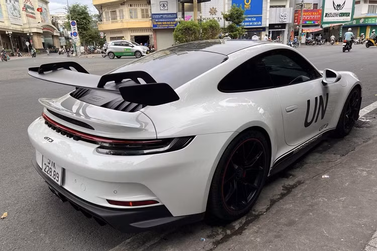 Chiếc Porsche 911 GT3 trong bài viết này ngoài màu sơn trắng còn có nhiều điểm sơn đen nhám như cản va trước, khuếch tán gió sau, cánh gió đuôi cố định hay các chi tiết đen bóng như đề-can bên sườn và logo GT3, bộ mâm phong cách xe đua cùng sọc màu đỏ, cuối cùng là phần mui xe tùy chọn carbon.
