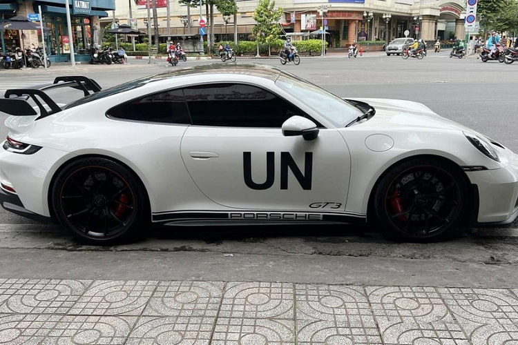 Trong 4 chiếc xe trên, 2 xe màu xanh dương hay lăn bánh trên đường phố Sài thành, ngoài ra, chiếc Porsche 911 GT3 thế hệ mới màu xanh rêu đẹp mắt cũng đã 1 lần lăn bánh trước khi được chủ nhân là ông Đặng Lê Nguyên Vũ mang về garage ở núi rừng Tây Nguyên cất.