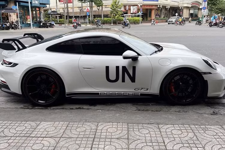 Trong 4 chiếc xe trên, 2 xe màu xanh dương hay lăn bánh trên đường phố Sài thành, ngoài ra, chiếc Porsche 911 GT3 thế hệ mới màu xanh rêu đẹp mắt cũng đã 1 lần lăn bánh trước khi được chủ nhân là ông Đặng Lê Nguyên Vũ mang về garage ở núi rừng Tây Nguyên cất.