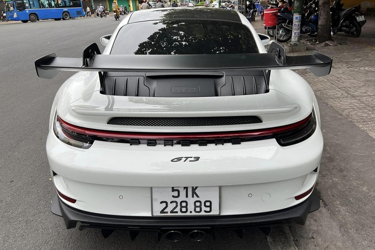 Và mới đây, chiếc xe thể thao tốc độ Porsche 911 GT3 của Đặng Lê Nguyên Vũ - cùng là chiếc đầu tiên về Việt Nam cũng đã được chủ nhân mang ra đường "tắm nắng", như vậy, cả 4 chiếc xe Porsche 911 GT3 2022 về Việt Nam trong năm qua cũng đã được mang ra đường dạo phố.