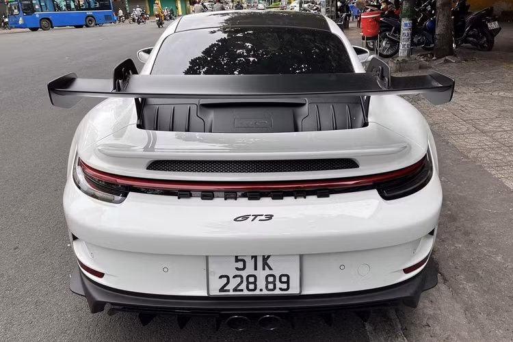 Và mới đây, chiếc xe thể thao tốc độ Porsche 911 GT3 của Đặng Lê Nguyên Vũ - cùng là chiếc đầu tiên về Việt Nam cũng đã được chủ nhân mang ra đường "tắm nắng", như vậy, cả 4 chiếc xe Porsche 911 GT3 2022 về Việt Nam trong năm qua cũng đã được mang ra đường dạo phố.