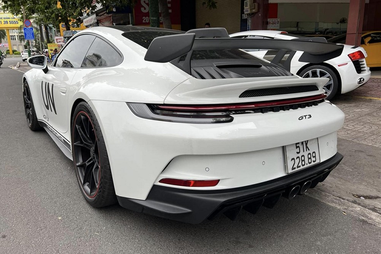 Khác với xe Porsche 911 GT3 2022 màu xanh rêu, chiếc Porsche 911 GT3 thế hệ 992 mang màu trắng sở hữu hộp số tự động 7 tốc độ PDK.