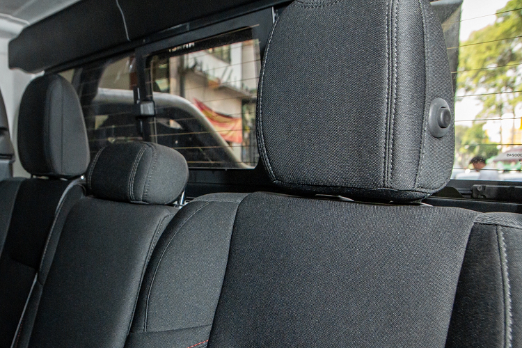 Ngoài ra, xe còn được ông Vũ được độ nhiều món đồ chơi phục vụ off road như ống thở Safari, tời điện của hãng Warn, bệ bước chân và khung gia cố Hammer,... Đặc biệt, để khiến chiếc Gladiator Rubicon của mình trở nên độc đáo hơn, Ông Vũ đã dán lên màu xanh quân đội rất mạnh mẽ và hợp với vẻ ngoài khá bụi bặm sẵn có của xe.