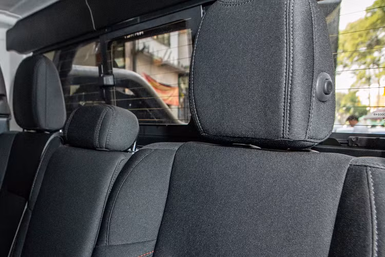 Ngoài ra, xe còn được ông Vũ được độ nhiều món đồ chơi phục vụ off road như ống thở Safari, tời điện của hãng Warn, bệ bước chân và khung gia cố Hammer,... Đặc biệt, để khiến chiếc Gladiator Rubicon của mình trở nên độc đáo hơn, Ông Vũ đã dán lên màu xanh quân đội rất mạnh mẽ và hợp với vẻ ngoài khá bụi bặm sẵn có của xe.