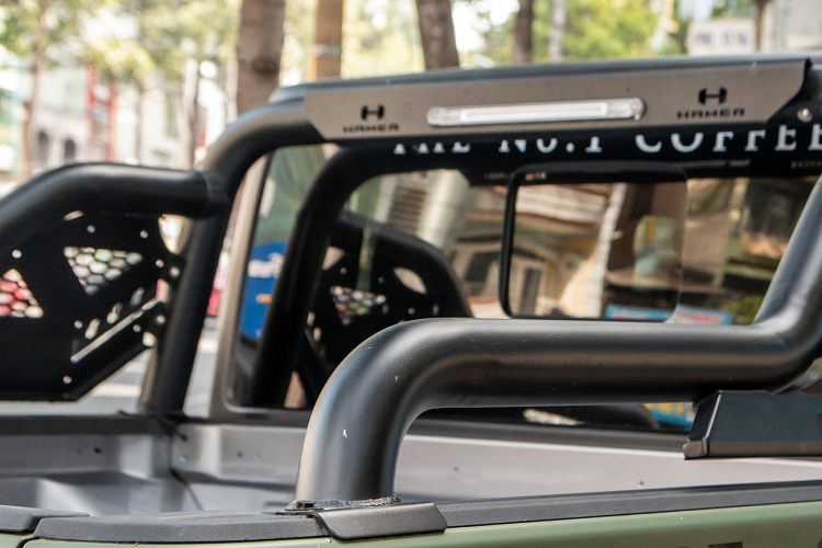 Những đường nét thiết kế của từng chi tiết đều thể hiện sự mạnh mẽ và dứt khoát. Bộ lưới tản nhiệt, hệ thống đèn thân trước từ đèn pha, đèn sương mù và đèn ban ngày đều được thừa hưởng và tinh chỉnh từ thiết kế của Jeep Wrangler.