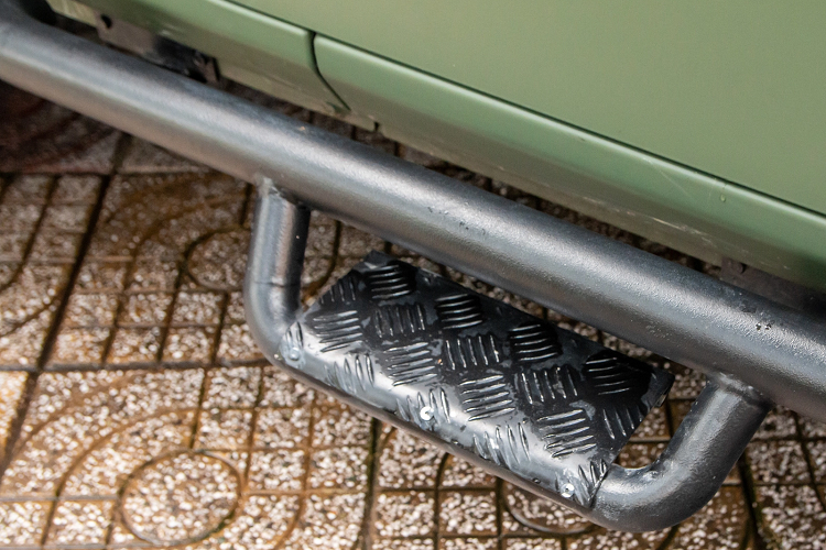 Đây là chiếc xe pickup không có niên hạn sử dụng, không bị giới hạn như các dòng bán tải thông thường khác. Gladiator Rubicon của vua cà phê được trang bị bồn xe gia cố với jeepbar, giảm xóc Fox, lốp 33 inch Falken chuyên dụng, cản trước/sau bằng thép.