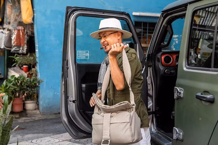 Jeep Gladiator của Đặng Lê Nguyên Vũ là dòng xe cực kì đặc biệt mang đến cho người dùng trải nghiệm mới lạ khi mở khoang lái và tận hưởng không gian một cách tối đa, thậm chí hạ kính chắn gió, gỡ hoàn toàn 4 cửa xe tận hưởng khí trời và thiên nhiên một cách tối đa, và thậm chí, có thể di chuyển chỉ với bộ khung xe cơ bản mà không cần mui, nóc, cửa và vẫn không bị đánh giá là thay đổi cấu trúc của xe.