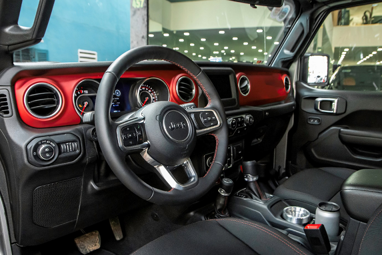 Nội thất chiếc bán tại đến từ Mỹ với bảng điều khiển trung tâm dày đặc các nút bấm, và 2 cần số đặc biệt hiếm thấy, cùng với màn hình trung tâm cỡ vừa tích hợp hệ thống thông tin giải trí mới nhất của FCA với màn hình tinh thể lỏng đặc biệt sắc nét