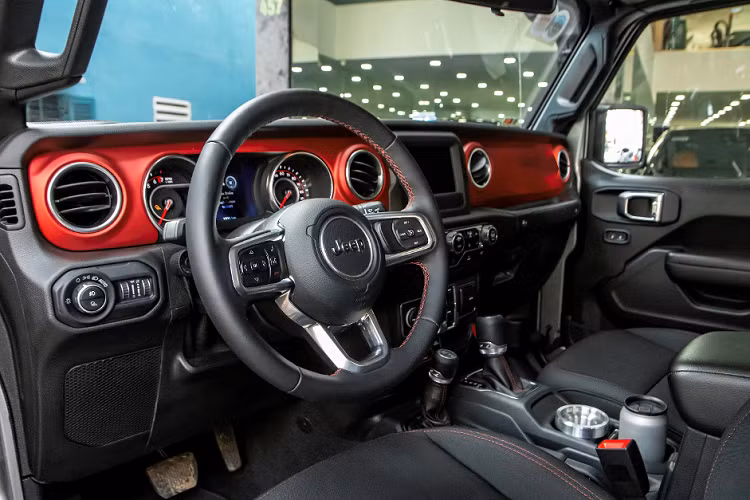 Nội thất chiếc bán tại đến từ Mỹ với bảng điều khiển trung tâm dày đặc các nút bấm, và 2 cần số đặc biệt hiếm thấy, cùng với màn hình trung tâm cỡ vừa tích hợp hệ thống thông tin giải trí mới nhất của FCA với màn hình tinh thể lỏng đặc biệt sắc nét