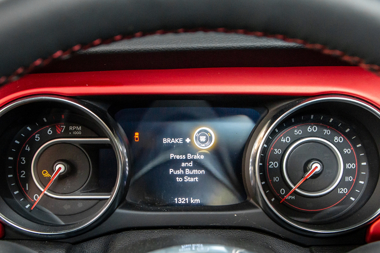 Nếu như chiếc SUV Wrangler tại Việt Nam dùng động cơ 2.0L thì chiếc bán tải Gladiator dùng động cơ 3.6L V6, công suất 285 mã lực cùng mô-men xoắn 352 Nm cùng hệ dẫn động 4x4 và hộp số tự động 8 cấp.