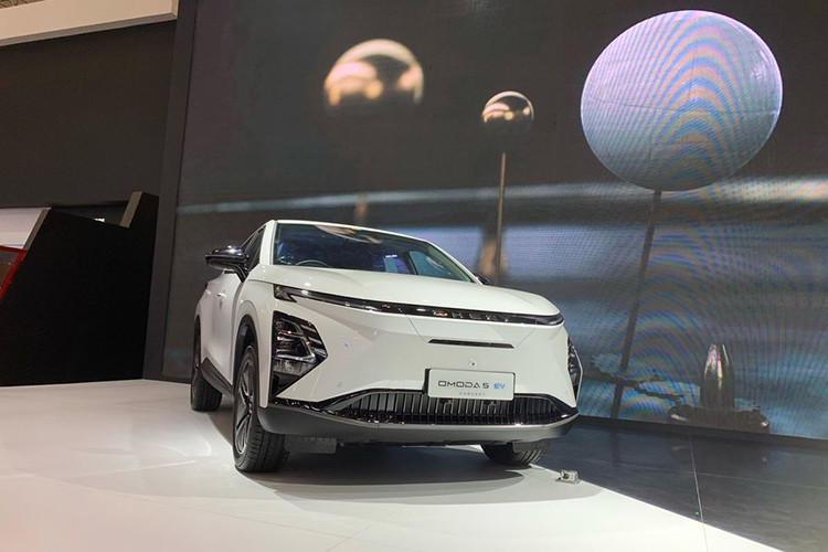 Sau Indonesia, Chery Omoda 5 EV dự kiến cũng sẽ được bán tại một số thị trường Đông Nam Á khác và cả ở Việt Nam. Trước đó, hãng đã tiết lộ sẽ phân phối mẫu xe điện này ở Việt Nam vào năm sau. Khi bán ở Việt Nam, Chery Omoda 5 EV sẽ là đối thủ của VinFast VF e34.