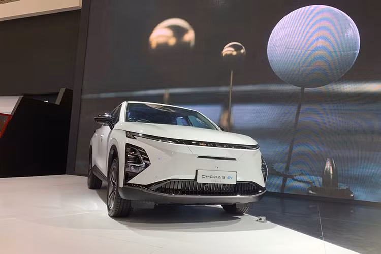 Sau Indonesia, Chery Omoda 5 EV dự kiến cũng sẽ được bán tại một số thị trường Đông Nam Á khác và cả ở Việt Nam. Trước đó, hãng đã tiết lộ sẽ phân phối mẫu xe điện này ở Việt Nam vào năm sau. Khi bán ở Việt Nam, Chery Omoda 5 EV sẽ là đối thủ của VinFast VF e34.