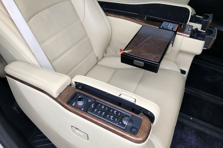 Trang bị an toàn trên Alphard và Vellfire đầy đủ các tính năng hiện đại nhất bao gồm: Hệ thống chống bó cứng phanh ABS; Hệ thống phân phối lực phanh EBD; Hệ thống hỗ trợ lực phanh BA; Hệ thống cân bằng điện tử VSC; Hệ thống chống trượt TRC...