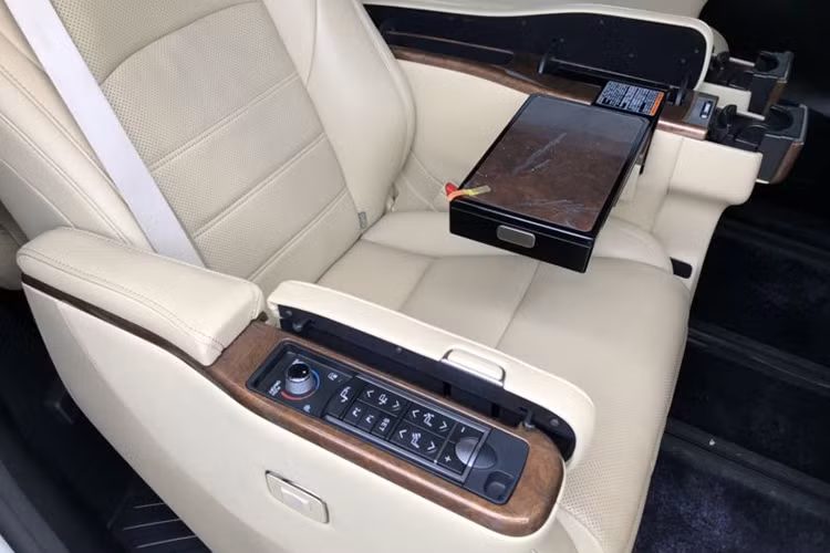 Trang bị an toàn trên Alphard và Vellfire đầy đủ các tính năng hiện đại nhất bao gồm: Hệ thống chống bó cứng phanh ABS; Hệ thống phân phối lực phanh EBD; Hệ thống hỗ trợ lực phanh BA; Hệ thống cân bằng điện tử VSC; Hệ thống chống trượt TRC...