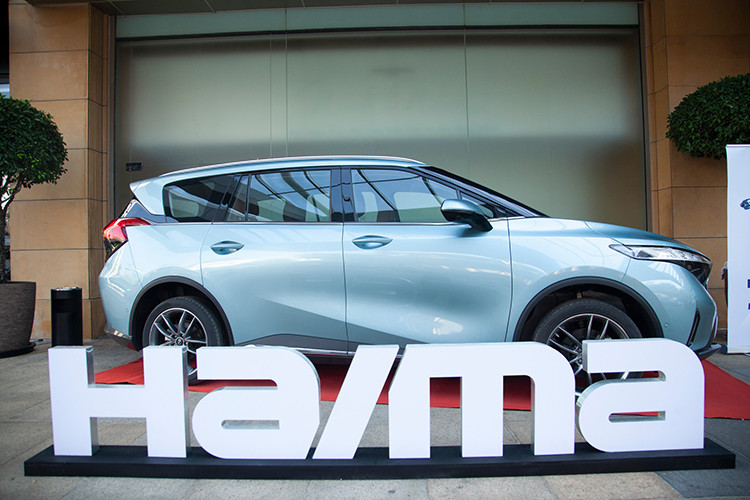 Haima 7X-E 2023 mới là mẫu xe MPV 7 chỗ chạy điện đầu tiên được giới thiệu tại Việt Nam. Haima 7X-E là bản động cơ điện của 7X, xe được phát triển dựa trên thiết kế của mẫu MPV Haima 7X và mới được bán ra thị trường Trung Quốc vào Quý II/2022.