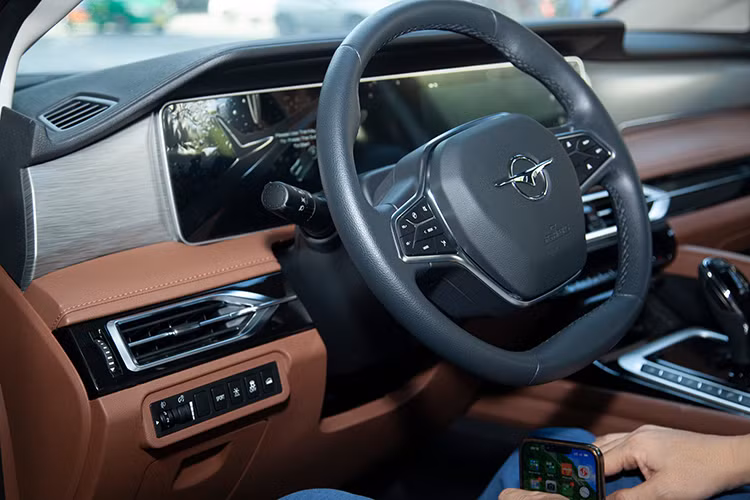 Mẫu xe MPV Haima 7X-E chạy điện 7 chỗ này dự kiến ra mắt tại Việt Nam với 3 phiên bản tùy chọn. Cung cấp sức mạnh cho xe là khối động cơ điện công suất 201 mã lực, mô men xoắn cực đại 340 Nm và dẫn động cầu trước.