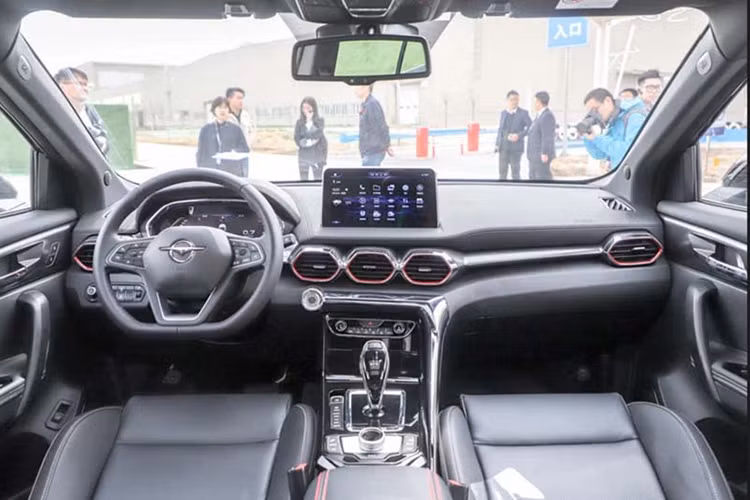 Xe sở hữu hàng loạt trang bị an toàn như: 6 túi khí, cảm biến trước sau, camera toàn cảnh, cân bằng điện tử, hỗ trợ lên/xuống dốc. Bản cao cấp nhất có thêm ga tự động thông minh, hỗ trợ chuyển làn, phanh tự động, cảnh báo điểm mù và cảnh báo chệch làn đường.