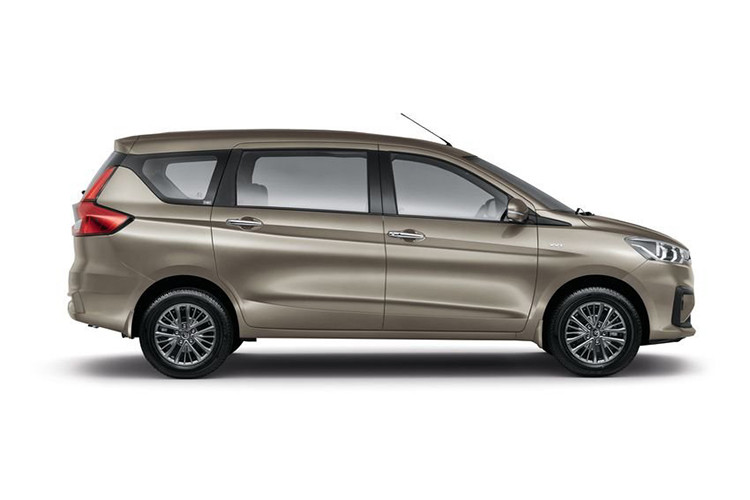 Tương tự Suzuki Ertiga, Toyota Rumion 2023 cũng có trang bị an toàn khá cơ bản với phanh đĩa trước, phanh tang trống sau, 4 túi khí, hệ thống chống bó cứng phanh ABS, phân phối lực phanh điện tử EBD, trợ lực phanh BA, cân bằng điện tử, hỗ trợ khởi hành ngang dốc, cảm biến hỗ trợ đỗ xe phía sau và camera lùi.