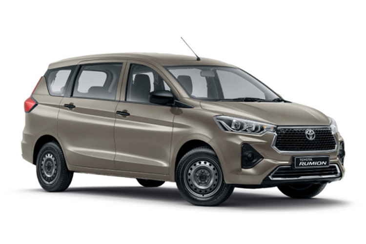 Tại thị trường Ấn Độ, Toyota Rumion 2023 có 3 phiên bản là S, G và V. Hiện giá bán của xe vẫn chưa được công bố nhưng dự kiến sẽ cao hơn Suzuki Ertiga. Tại thị trường Nam Phi, giá xe Toyota Rumion 2023 dao động từ 296.000 đến 380.000 Rand (tương đương khoảng 375 – 481 triệu đồng).