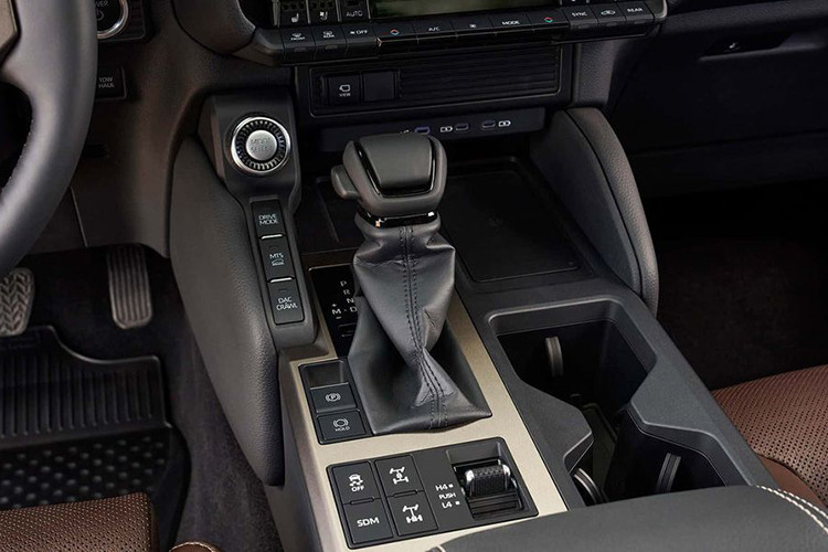 Sự đa năng của hệ thống khung gầm này cho phép Toyota dễ dàng bổ sung thêm các tùy chọn mới cho mẫu SUV Land Cruiser Prado này trong tương lai, giúp cho xe hoàn thiện và mạnh mẽ hơn nhiều so với các đối thủ.