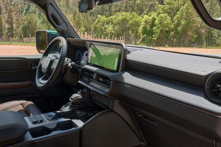 Cụ thể, tại châu Âu và Australia, Toyota Land Cruiser Prado 2024 có thêm bản diesel 2.8L công suất 201 mã lực và 500 Nm mô-men xoắn. Tại một số quốc gia khác thuộc Tây Âu và Đông Âu, xe có động cơ 2.4L xăng tăng áp cho công suất 278 mã lực và 428 Nm.