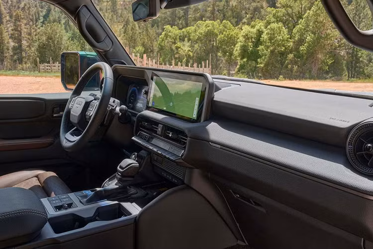 Cụ thể, tại châu Âu và Australia, Toyota Land Cruiser Prado 2024 có thêm bản diesel 2.8L công suất 201 mã lực và 500 Nm mô-men xoắn. Tại một số quốc gia khác thuộc Tây Âu và Đông Âu, xe có động cơ 2.4L xăng tăng áp cho công suất 278 mã lực và 428 Nm.