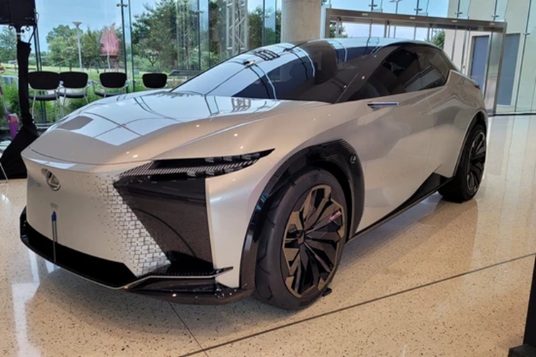 Lexus cho biết, LF-ZC là một phần của dòng sản phẩm BEV thế hệ tiếp theo, dự kiến ra mắt thị trường vào năm 2026 và được xem như "đối thủ" trong tương lai của Tesla Model 3.