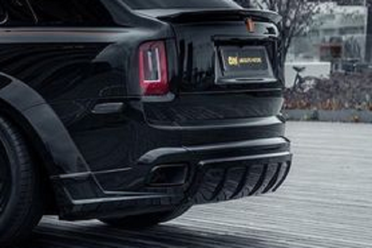 Đường Coachline màu cam chạy dọc thân xe là điểm nhấn cho toàn bộ tổng thể màu đen tuyền của chiếc Cullinan. Absolute Motors không can thiệp vào động cơ của chiếc SUV siêu sang.