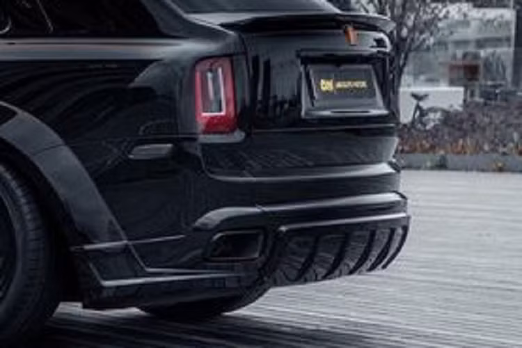 Đường Coachline màu cam chạy dọc thân xe là điểm nhấn cho toàn bộ tổng thể màu đen tuyền của chiếc Cullinan. Absolute Motors không can thiệp vào động cơ của chiếc SUV siêu sang.